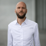 David Protrait mit Hintergrund